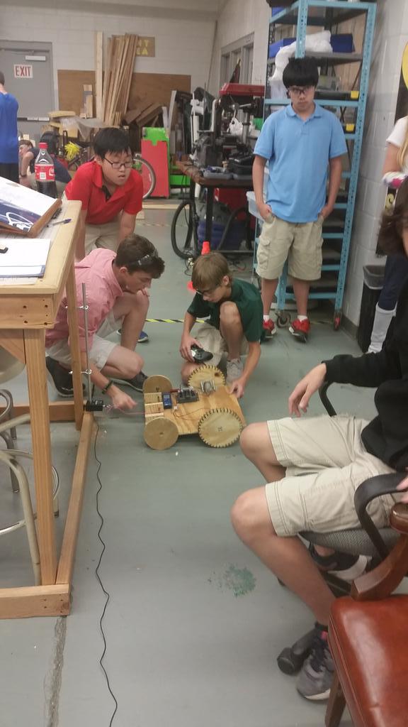 getaditrobotics's tweet image. Using @VernierST to determine what tire design gives best traction. @MrHudson6 @PLTWorg @BESTRobotics