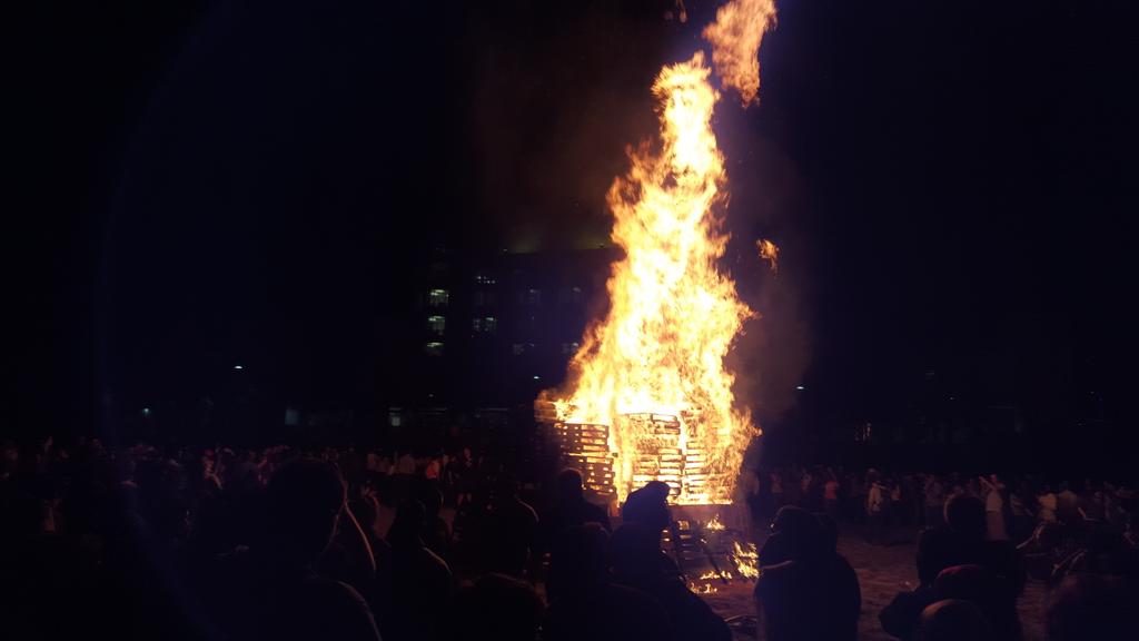 UMBCEvents's tweet image. Thanks to @umbcseb for the wings and the bonfire!