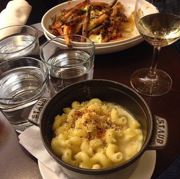 UrbaneSeattle's tweet image. Now, this combo makes us smile 😍 @BeechersSeattle #MacnCheese + #Poutine || 📷 by @realjasonchang