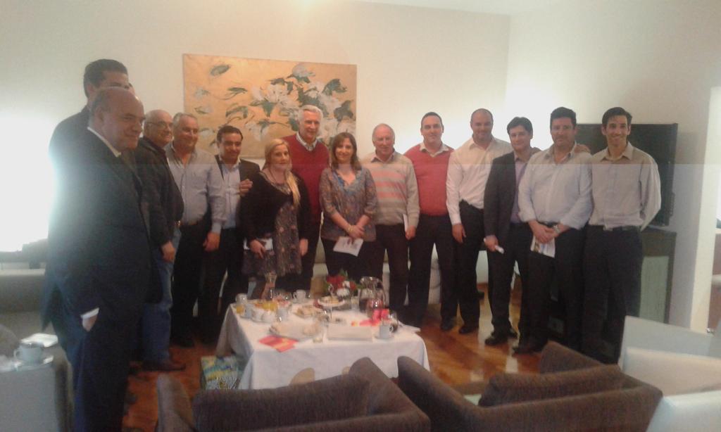 arevalojuanrob1's tweet photo. Ricardo con empresarios en Chilavert.@divoskus @melominotti @RIvoskus @jao_1968 @ecasaburo @claudiavabud @giraBSAS http://t.co/946TrRvmoz