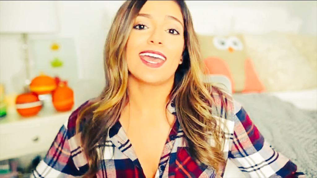 polaroidbethh's tweet photo. Queen Beth gets award for Best Fall Video of 2015 👑 "may I present your crown?" #BethsNewVideo http://t.co/1p1vrdPCVf