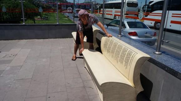 Estambul decidió exhibir 18 obras turcas en los asientos de los parques. ¿Colombia lo haría? ow.ly/T7q83