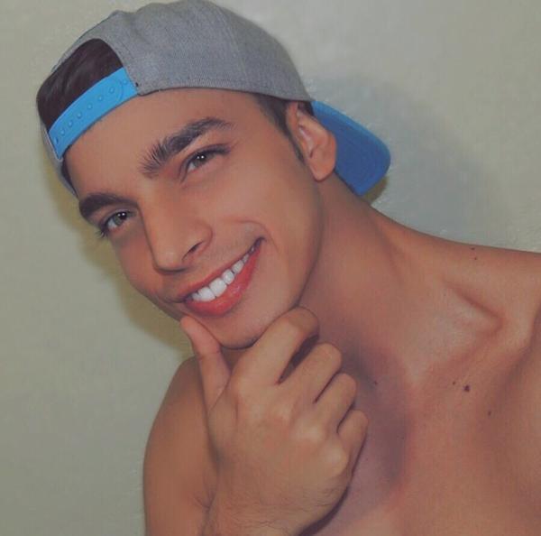 Poyatomusic's tweet photo. #poyato #poyatomusik o demônio sorri.... http://t.co/1GbxMFfAjV