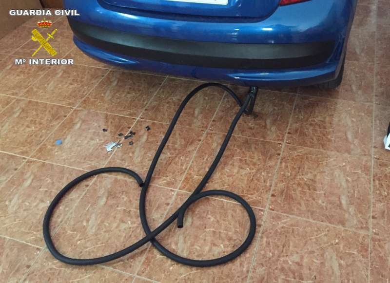 guardiacivil's tweet photo. #Enhorabuena a los Guardias Civiles que han evitado el suicidio de un hombre en #Valencia
http://t.co/gIzLHRNzWm http://t.co/MsFOKIkf1S