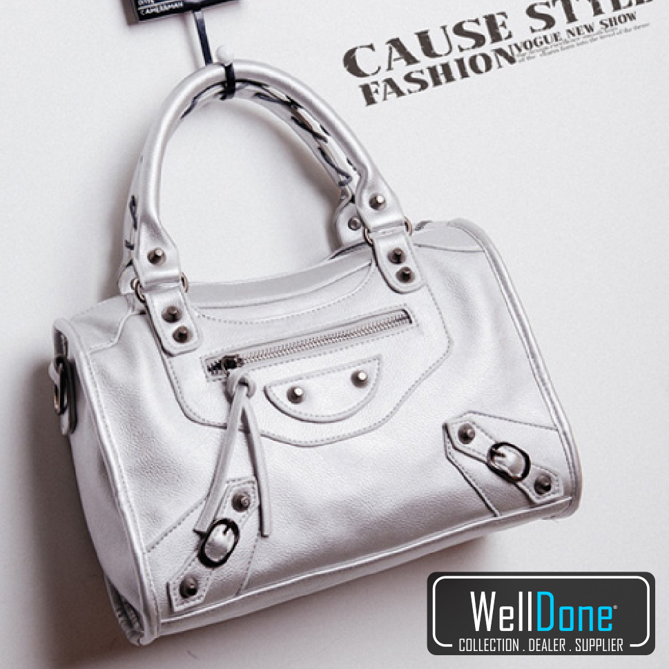 WDWellDone's tweet image. Code : WD0003SW
Colour : Black, Silver
Material : Kulit PU
Size : H20xL26xD10cm
Weight : 550 grams
Price : IDR170.000