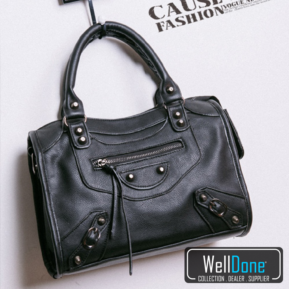 WDWellDone's tweet image. Code : WD0003SW
Colour : Black, Silver
Material : Kulit PU
Size : H20xL26xD10cm
Weight : 550 grams
Price : IDR170.000