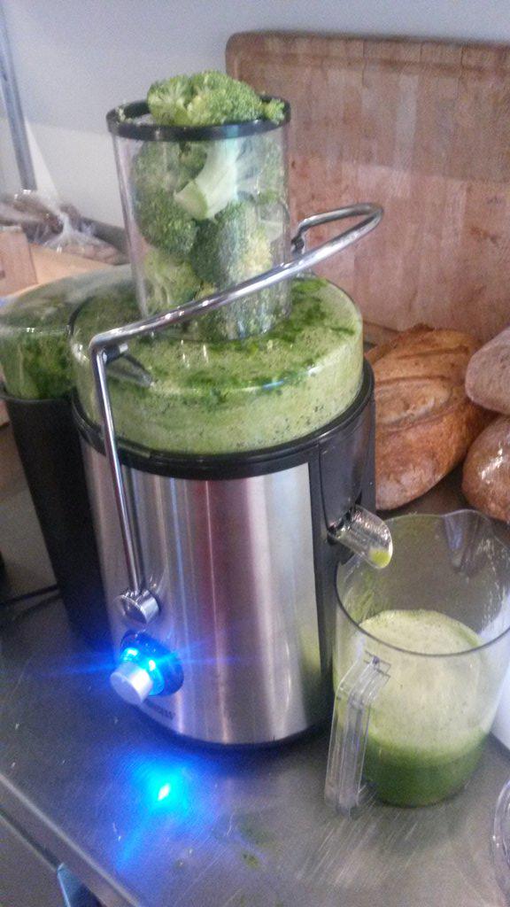 De verse groente smoothie wordt gemaakt. Hij staat op onze lunch tafel deze middag. Kom jij ook #lunchen ?