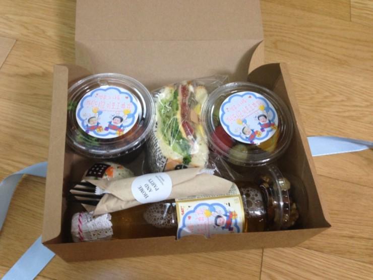 seotwins_th's tweet photo. อาหารซัพพอร์ตแฝดสองอย่างเยอะ กินกันจุใจเลยทีนี้ อูว้าว /ทำเสียงพี่ซอออน 😳😛 #seojun #soeon http://t.co/OuqgXoUinJ