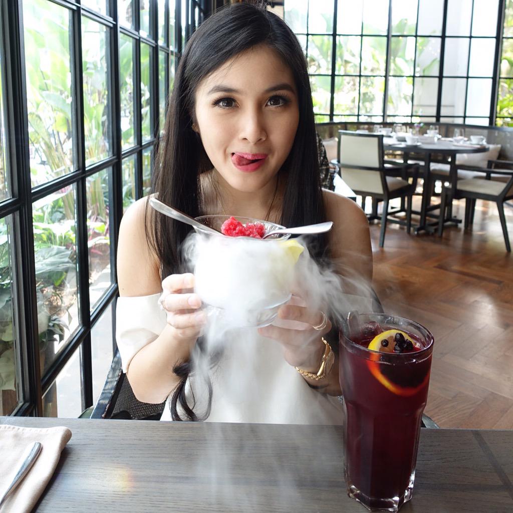 Colek <a href="/roflywickyanto/">Rofly Wickyanto</a>  bahaya nih ko RT <a href="/SandraDewi88/">Sandra Dewi</a>: Happy me