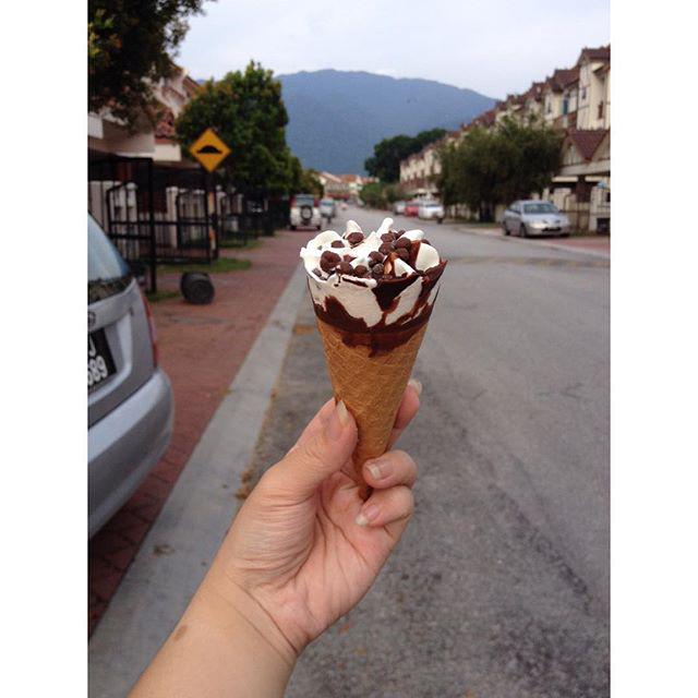 It's #PoetryDay! Tweet a haiku, fun and sweet...like this awesome treat! Thanks @vernicelim for the photo!