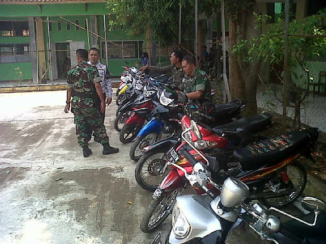 Pemeriksaan Siswa SMA / SMK pasundan Yang Membawa Kendara'an <a href="/DediMulyadi71/">Kang Dedi Mulyadi</a> <a href="/satpolPP_Pwk/">SatpolPP_Purwakarta</a>