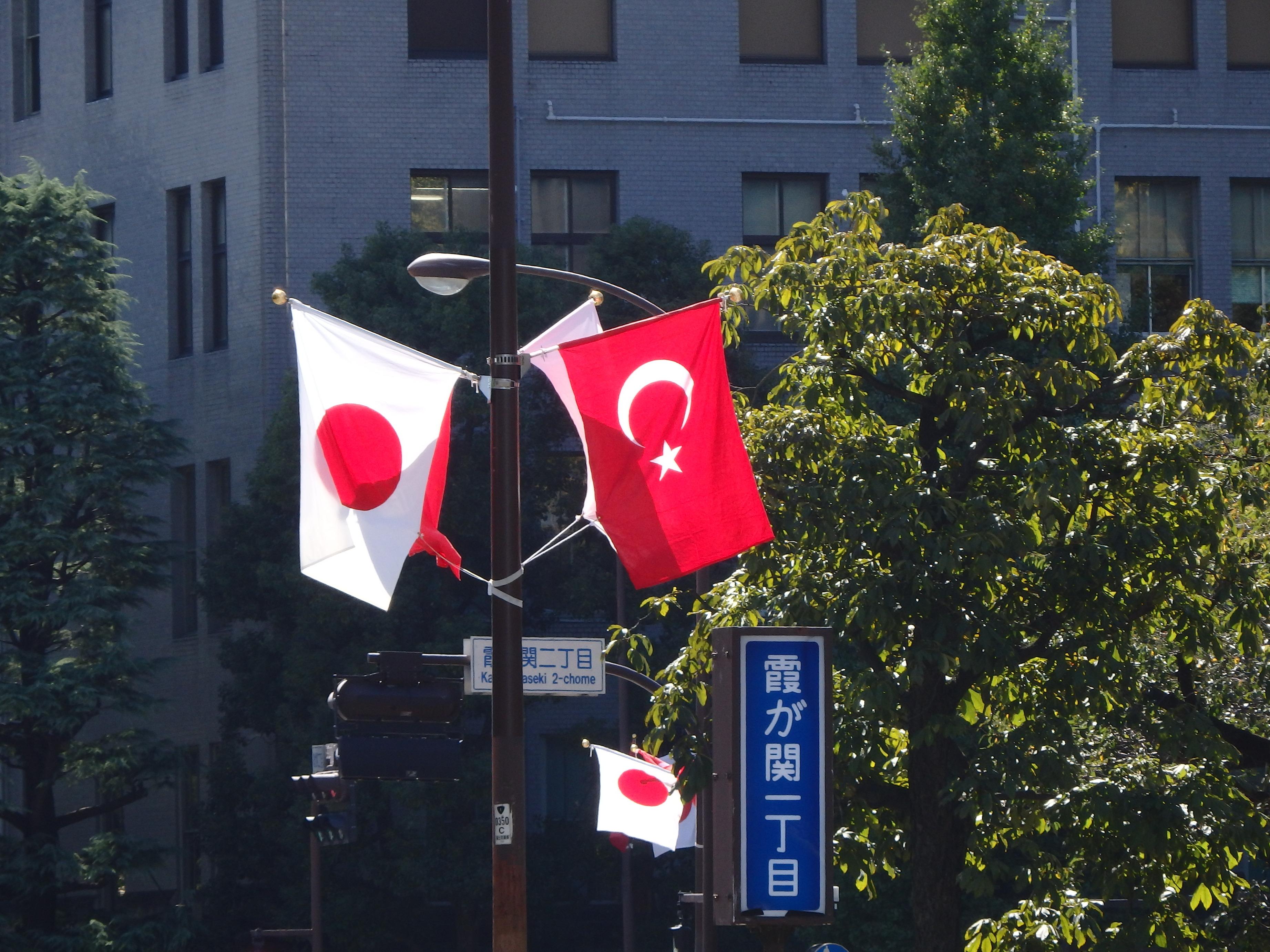 外務省やわらかツイート トルコ共和国のエルドアン大統領夫妻が実務訪問賓客として来日 10月7日 8日 外務省前の国道１号線にも日本 トルコ両国の国旗が掲揚されています Http T Co Cbi34naiqf Http T Co Jcir1ym7zd Twitter