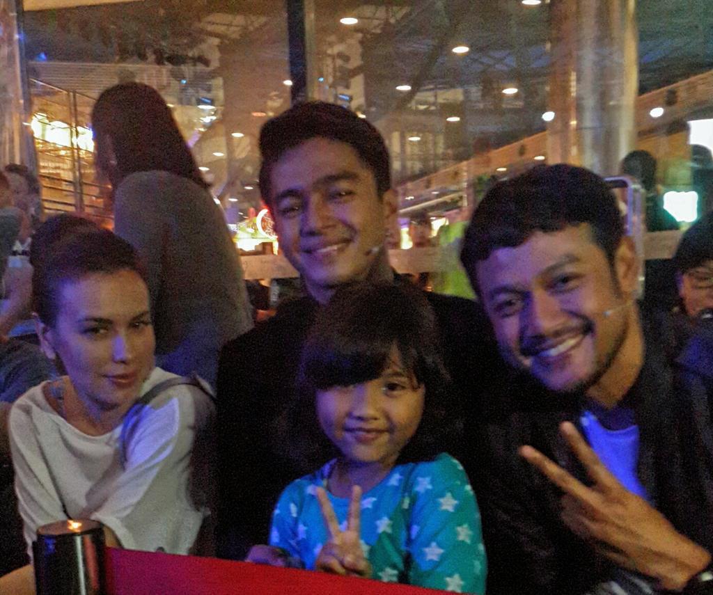 09f1fd43562e49c's tweet image. Anak saya kirim salam, kapan bisa poto2 lagi... Dia mau liat di lokasi shooting bisa ? @TMG_NET