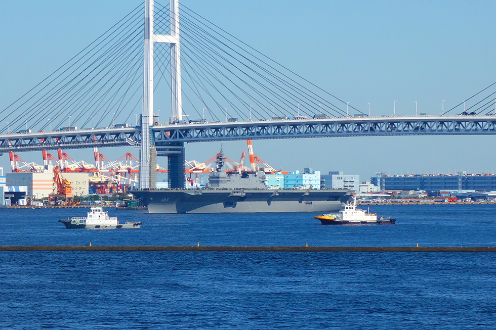 Yokohama Views 護衛艦いずも ベイブリッジをくぐり 横浜港大さん橋国際客船ターミナルへまもなく入港 Yokohama 大桟橋 Http T Co Zsidh9b2g8