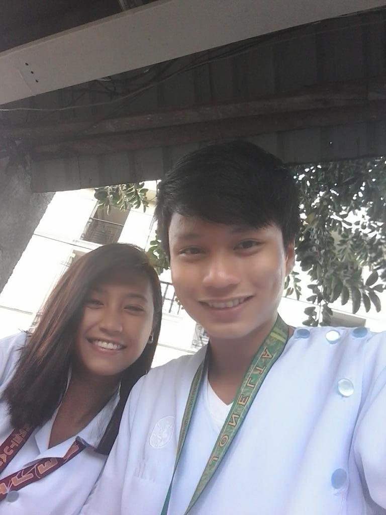 lgp_mf's tweet photo. With her at UPHSL lunchtime lang😅 @lgp_mf http://t.co/LXA8QDHBpT