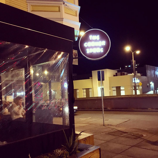 Fun and relaxed dinner at #thecornerstore #happydaysforlife happydaysforlife.com/2015/10/07/yea…