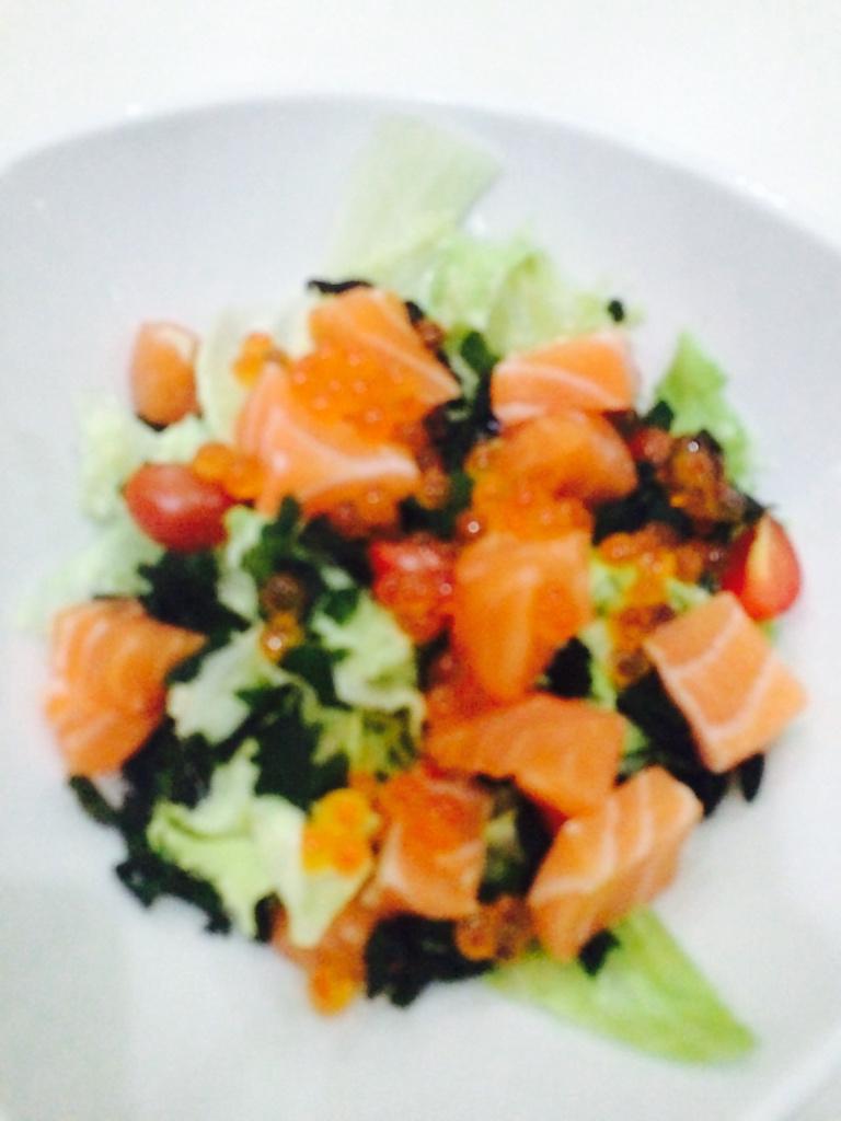 nomi_nee's tweet photo. ปลาหิมะย่างเกลือของ #KOBUNE ไม่อร่อยเลย เนื้อปลาจืดมาก แต่สลัดแซลมอนวาซาบิโอเคอยู่ http://t.co/5X3kn5VMBL