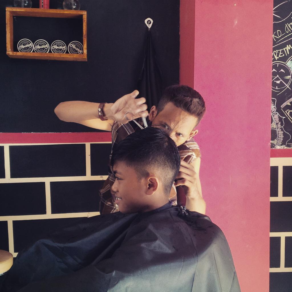yuk cukur yuk ..barberman masi banyak tenaga nih ;)