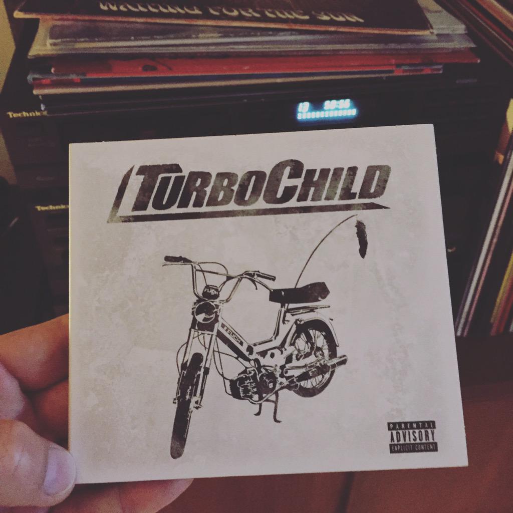 Dagens morgen-kaffe-kick: knallertrock fra <a href="/TurboChildDK/">TurboChild</a> - live på High Voltage nu på Lørdag #cd #musikfamilie