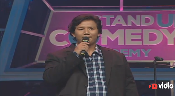 Indosiar's tweet photo. Serunya penampilan komika @poponkerok #StandUpAcademy asal Medan ini. Klik yuk video http://t.co/j6WMrzZZ2q http://t.co/6MREMentEQ