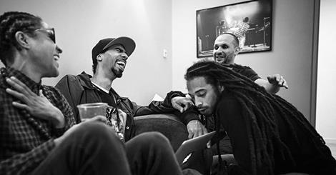 SURLMAG's tweet photo. Le photographe Hugo Aymar s'est joint au collectif @Asocial_Club le temps d'un soir. #BTS http://t.co/4NKCryVbVC http://t.co/OzhpBXr4PH