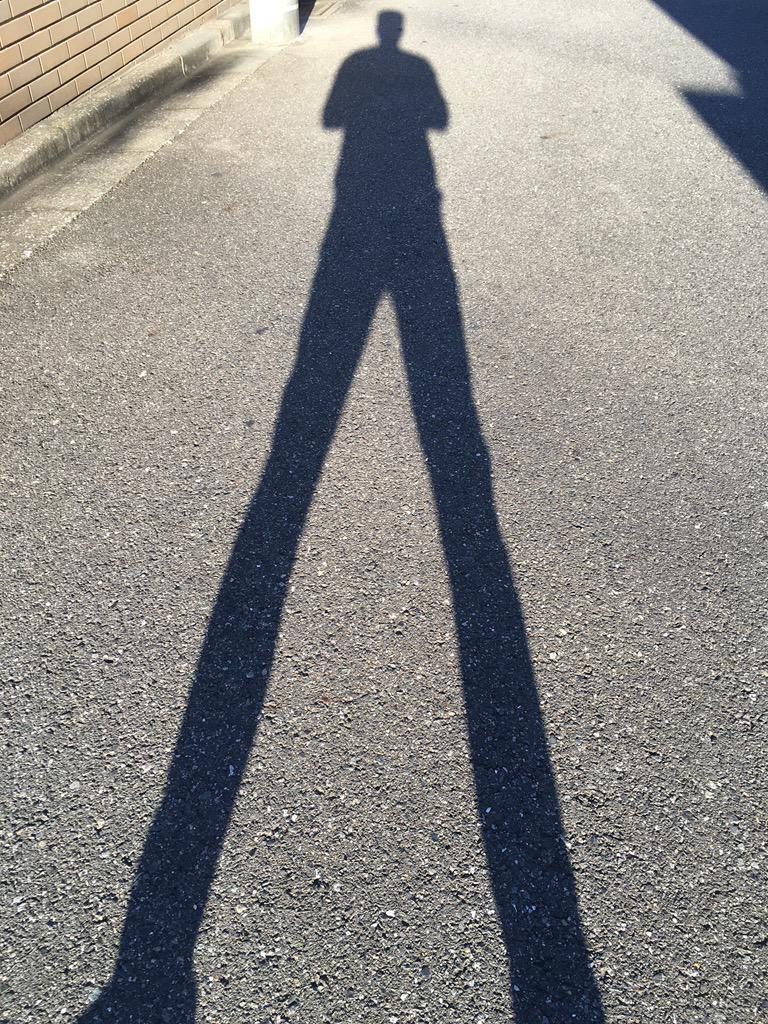 edgaryuichi's tweet photo. えーーー足が超ーーなげーじゃんよ！
ホンマに長かっなや良かったのに😅

#OHappy
#光と影
#影
#足の長さモデルなみ
#ちょっくらでかけてきやす
#帰ったらちゃんと作業しやす http://t.co/XBsWtCjQ3E