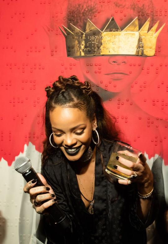 TeamOfRihanna's tweet photo. Rihanna revealing artwork for her 8th studio album #ANTi #3 http://t.co/kltK1zt8tT