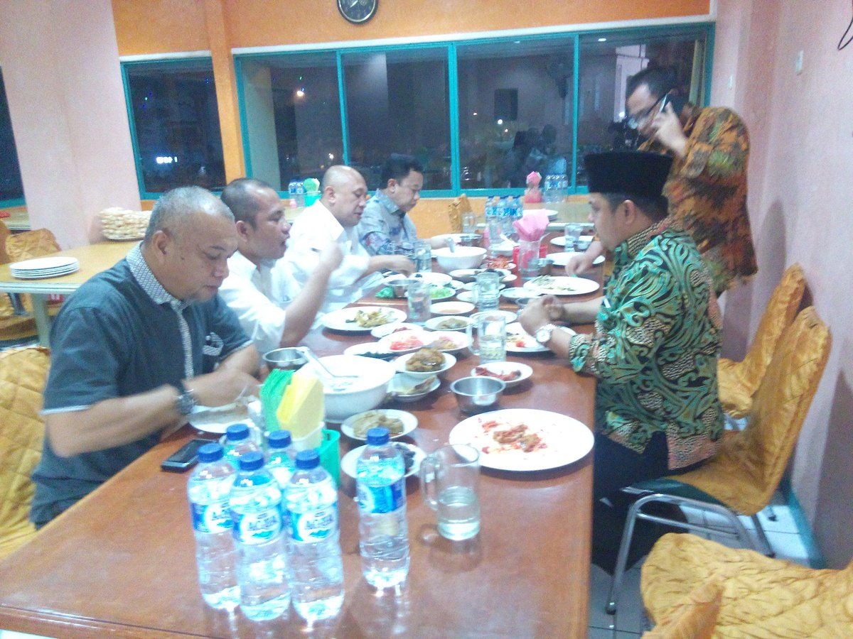 Makan malam dengan para menteri <a href="/marwan_jafar/">Marwan Jafar</a> <a href="/pratikno/">teguh p ukky</a> <a href="/TetenMasduki/">TetenMasduki</a> <a href="/febbydtbangso/">FDB (efdibi)</a> @BeritaPKB 
#SosmedPKB