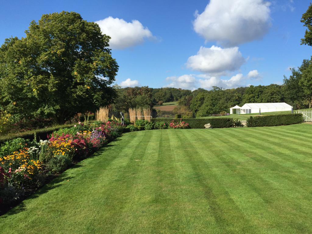 jagzbharth's tweet photo. What a wonderful day to be working! #gardening @GPservices1 http://t.co/R4i78njM3t