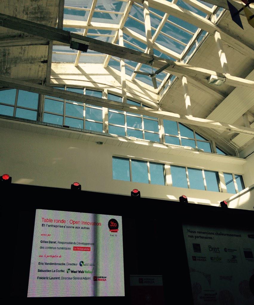 360possibles's tweet image. Table ronde #openinnovation et ciel bleu brestois sur la scène centrale #360possibles