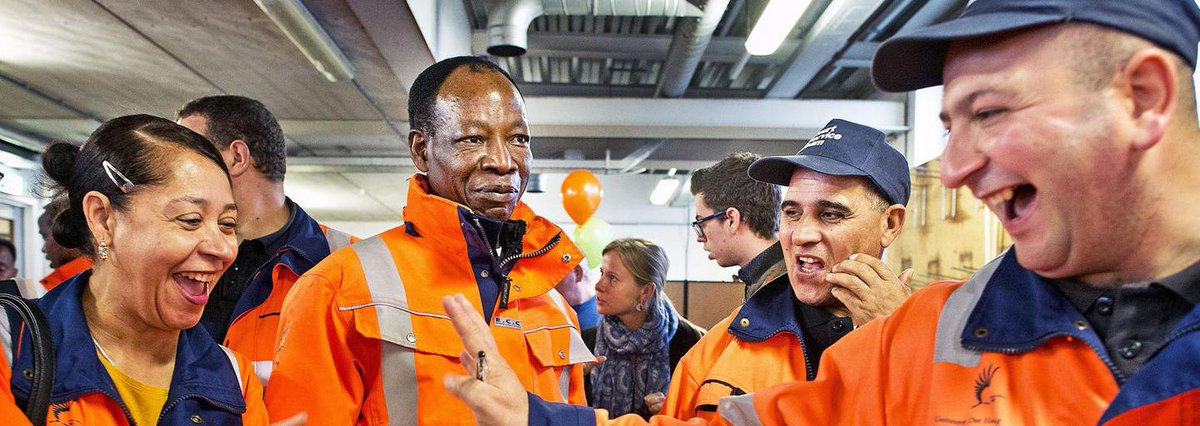 In Den Haag zijn straatvegers voortaan ambtenaren volkskrant.nl/economie/in-de…