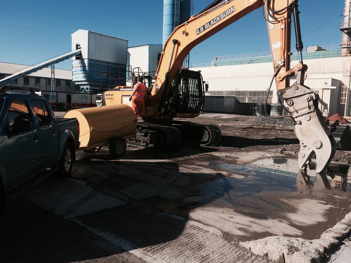 RBB_GROUP's tweet image. The @RBB_GROUP refuelling the new machine after working hard munching concrete