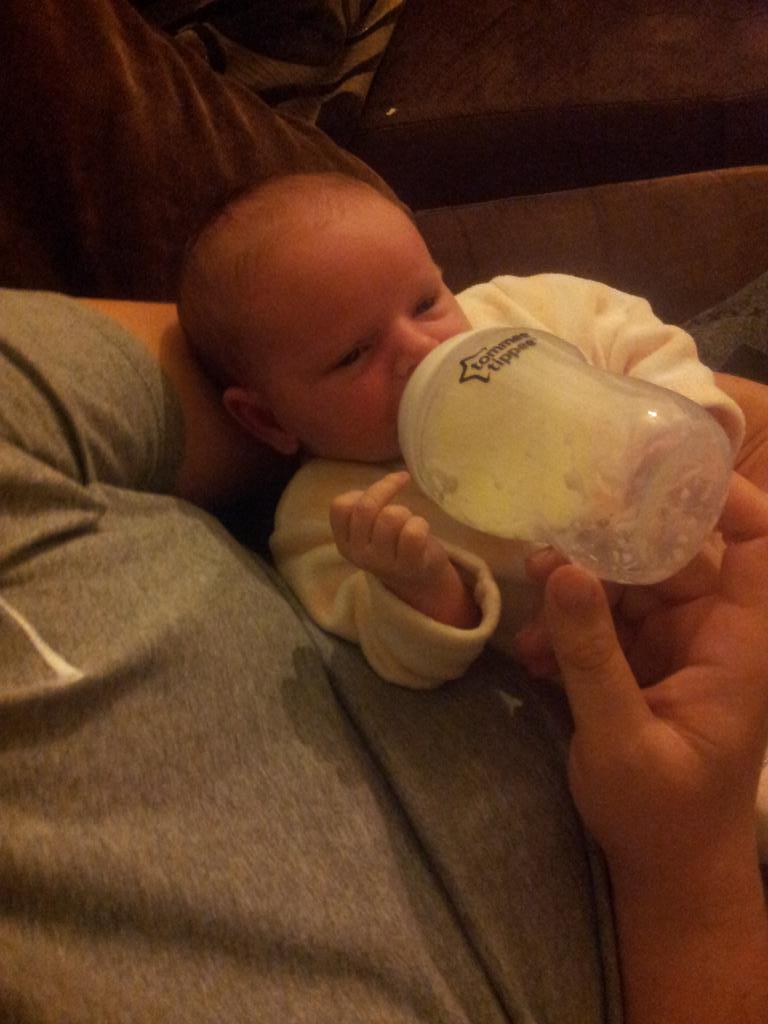 jaytrav90's tweet photo. Giving Olivia her bottle and she gives me the middle finger hahaha #Daughter #NightFeed #Dad http://t.co/VrgAfFzzJi