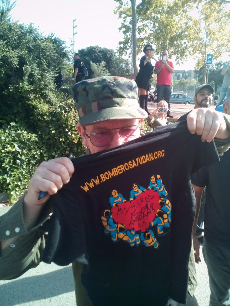 bomberosayudan's tweet photo. Es un lujo contar con personas tan solidarias como Bono de @U2 #BonoyBomberosAyudan #LaSolidaridadTraspasaFronteras http://t.co/6HPpgxAQAx
