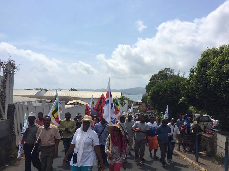 infos976mayotte's tweet photo. 3e jour de grève des enseignants de Mayotte: Cortège de manifestants dans les rues de Mamoudzou, http://t.co/G5naJ3OGLN