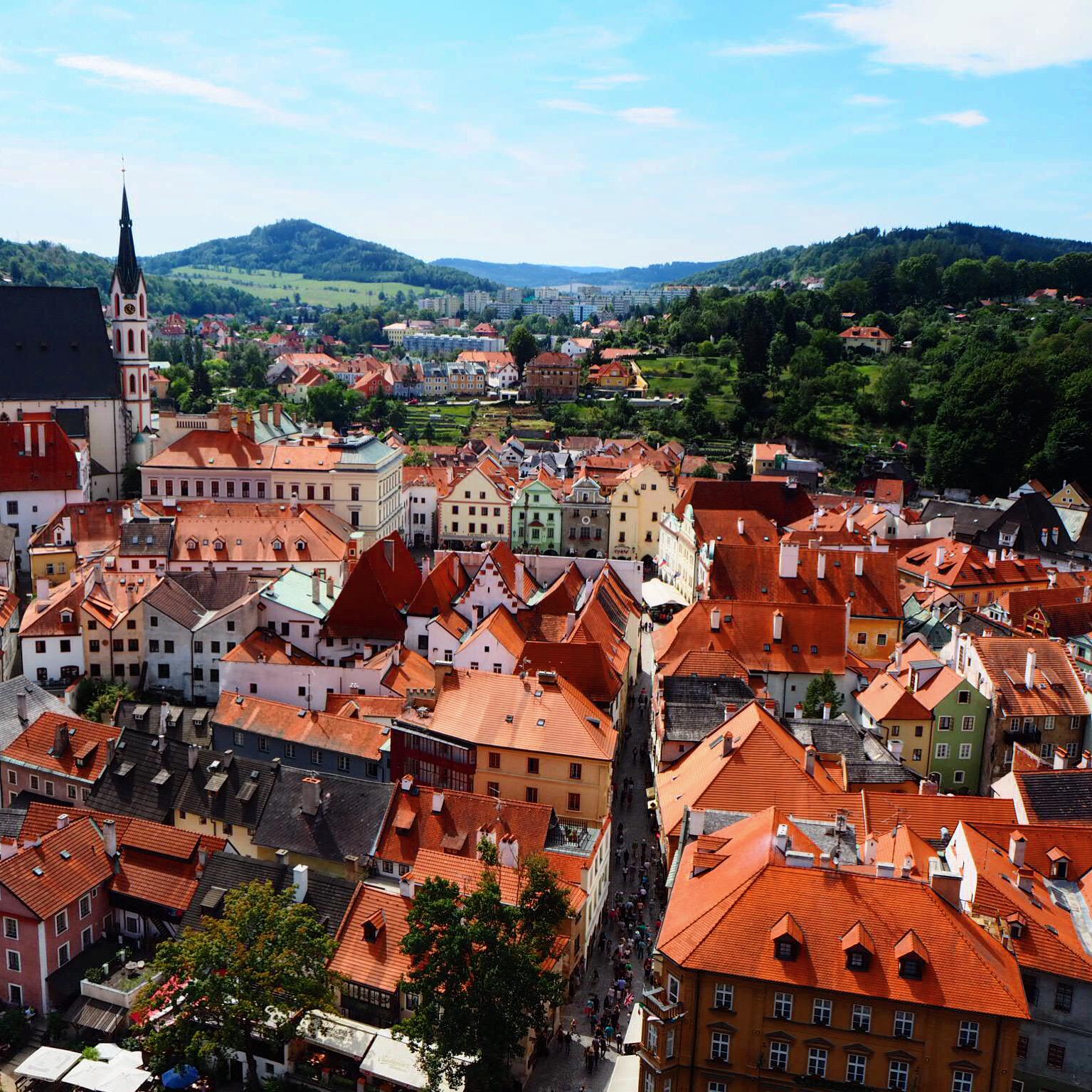 ことりっぷ おはようございます チェコ 南ボヘミア州に位置する小さな町チェスキークルムロフ 高台から見下ろす町並みは 世界一美しい町 と称される所以がうかがえます Http T Co Kgkmz6eiru ことりっぷ Http T Co Zrnreottzr Twitter