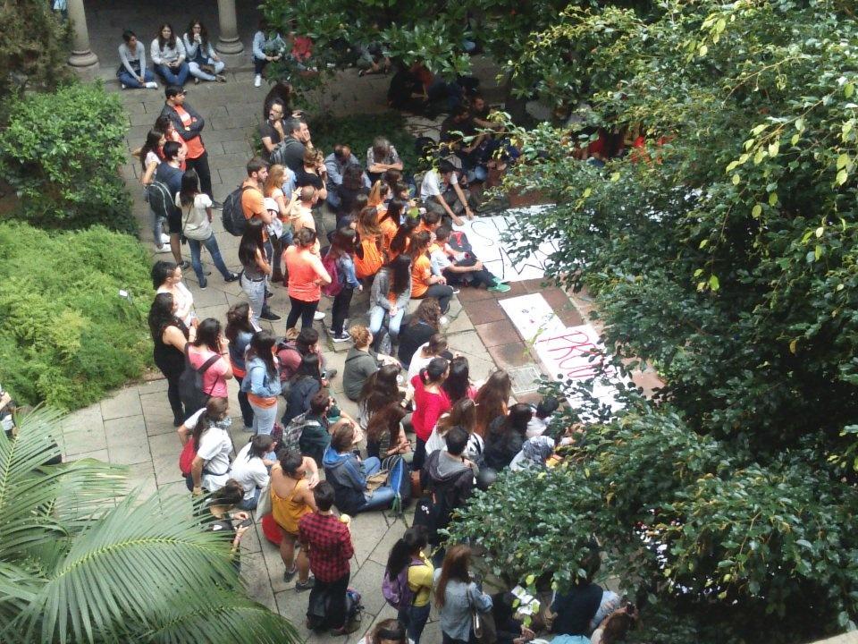 Els companys de <a href="/TSenLLUITA/">Treball Social</a> ara mateix en assemblea després d'intentar aturar el Consell de Govern #desUBedients