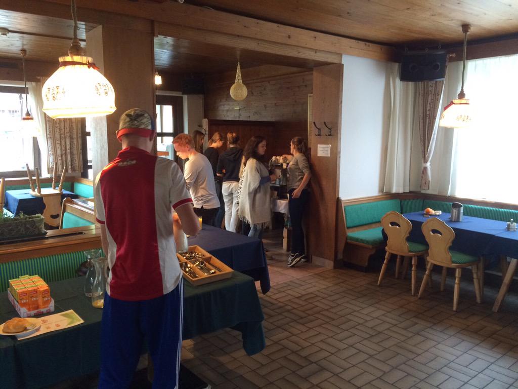 De studenten zijn goed aangekomen in #Fieberbrunn 12uur met de @Oadeenreis en nu toe aan een lekker ontbijtje...