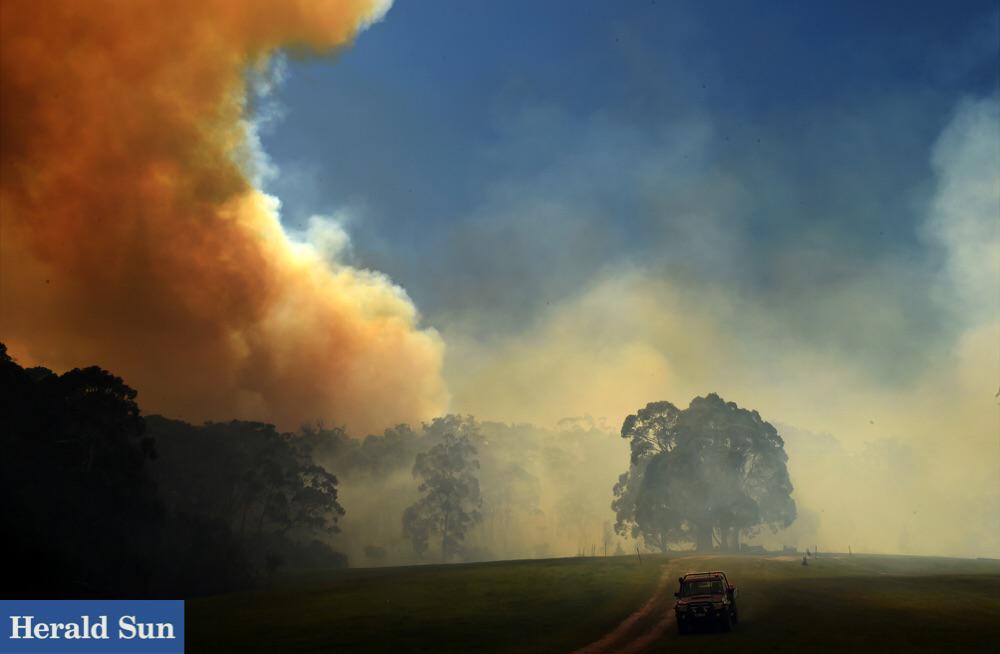 nicolegarmston's tweet photo. Benloch properties still under threat #Lancefield fires @MFB_NEWS @theWeeklyTimes @theheraldsun http://t.co/Cc5l4gceyH