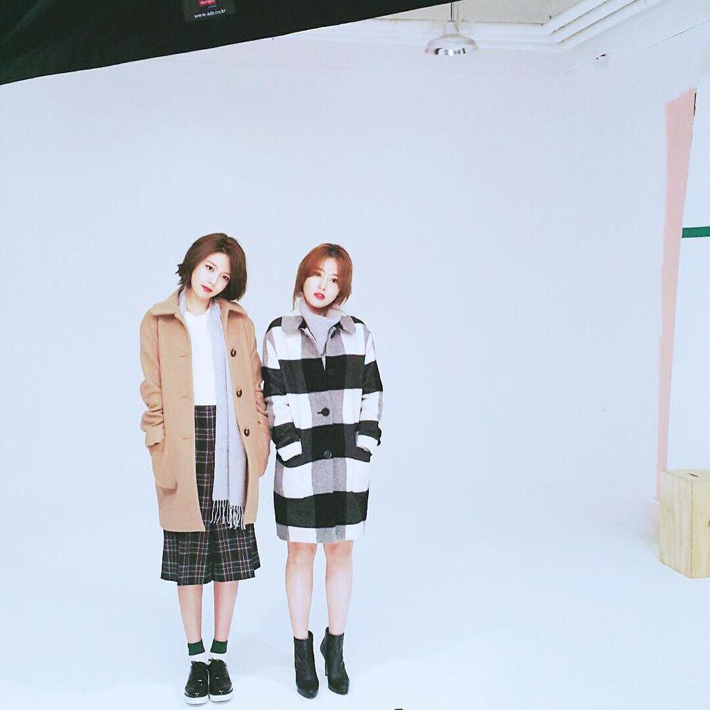[PIC][08-10-2015]SooYoung xuất hiện trên ấn phẩm tháng 11 của tạp chí “ELLE” cùng chị gái CQyKkz7WoAAiInU