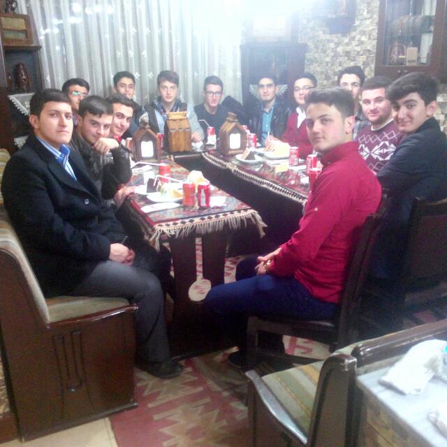 Zamanla her sey unutulur ama bu masanın etrafındakiler asla...