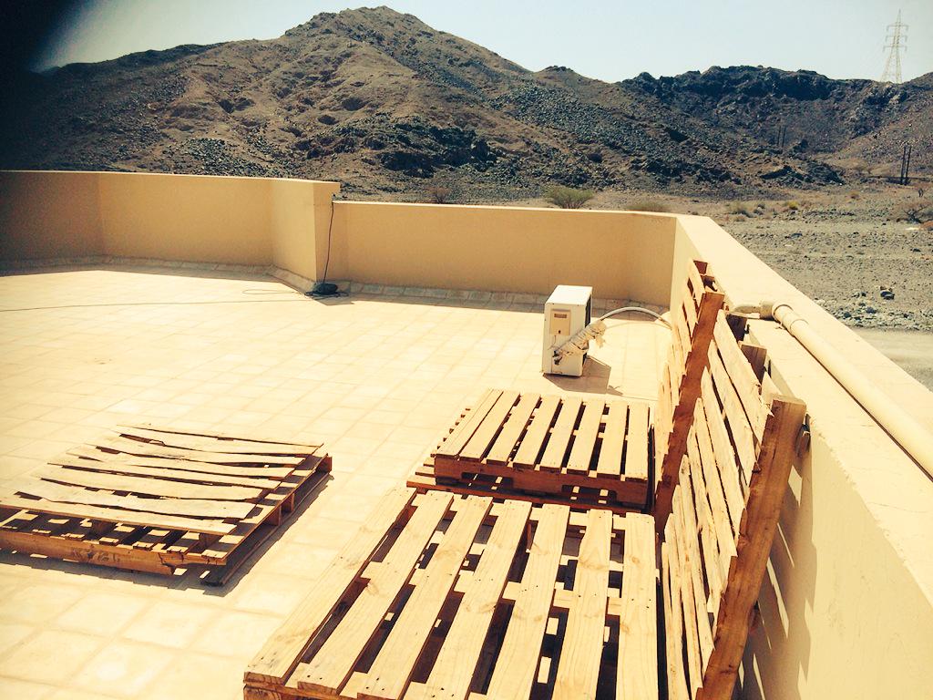 JAV_Productions's tweet photo. So we made this seating area today 💪😅☀️🌀🌵🍺🍉🍋🍍🍊🍹🍸🍗🍔 #pallets #palletseatingarea #rooftopseating #DIY #desert #BBQ http://t.co/M7ITKqLV1V