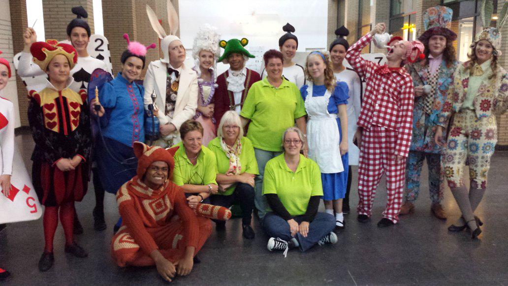 LezenOke's tweet photo. Vandaag en morgen voor de groepen 5/6 Alice in Wonderland door @Hofpleinrdam http://t.co/6eKKIvcJGD