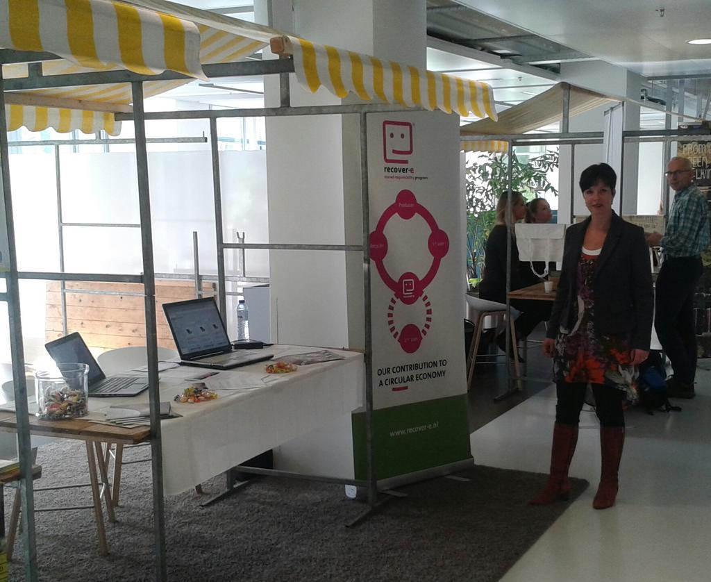 MentinkB's tweet image. @recovereprogram staat op de Duurzaamheidsmarkt van @Min_IenM! Kom langs voor een laptop of een scherm :) @RHDHV_NL