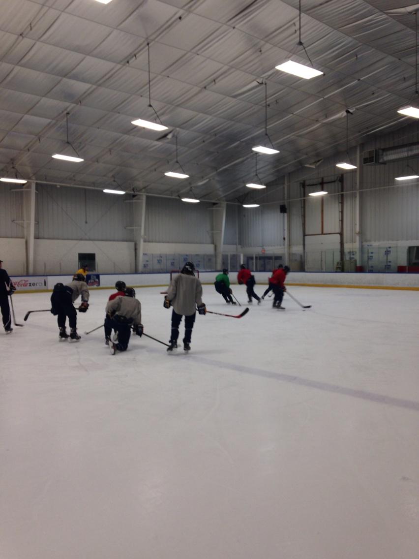 CoachToffey's tweet image. After a good win the boys are back at it early am practice @EliteHockey_CA #MakeThemBetter #SmallAreaGames