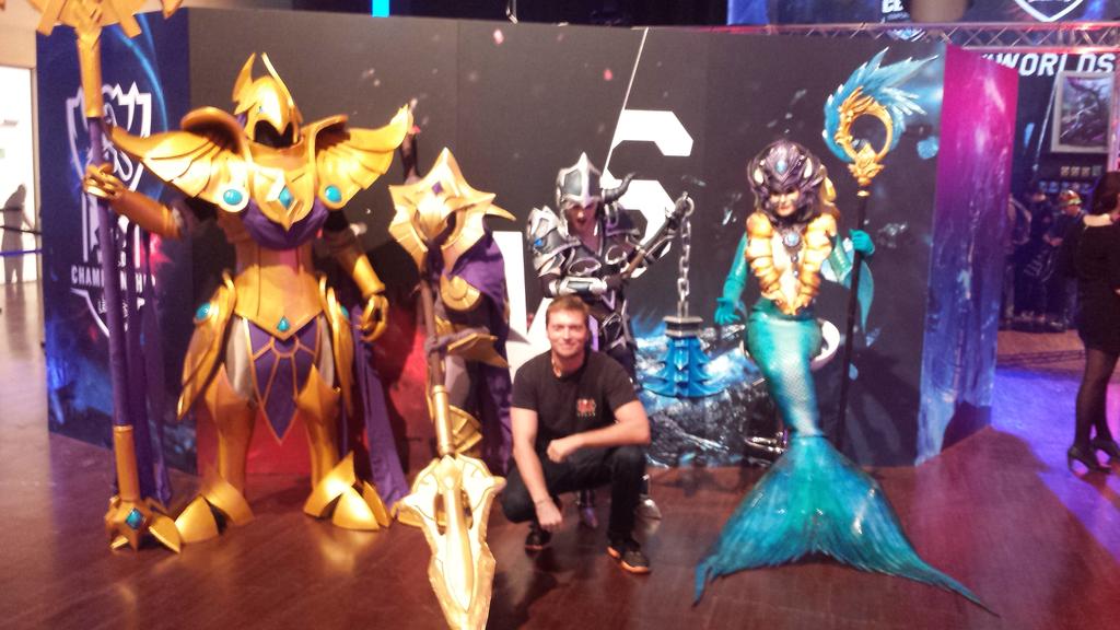 RiotLignarius's tweet photo. Cosplay de malade! Avec Skoll, Leeki, Néréide et Lula. #worlds http://t.co/PFKHoY5y2k