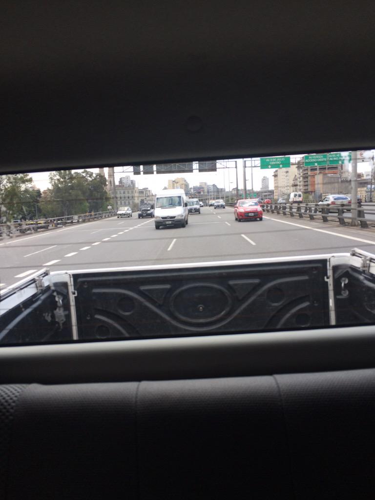 emi_spataro's tweet photo. Venia x la autopista y pude sacar esta foto, aver kien encuentra un detalle extraño jajajaja !! http://t.co/j9z3y7Roz3