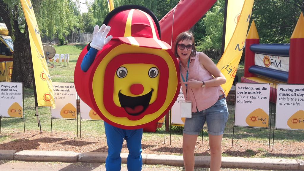 Vandag is ek dankbaar dat ek NIE die ou in die @OFM9497 suit by <a href="/AardklopFees/">Aardklop Kunstefees</a> in 32'C is nie. <a href="/spat2015/">Spat2015</a> #hyssobraaf