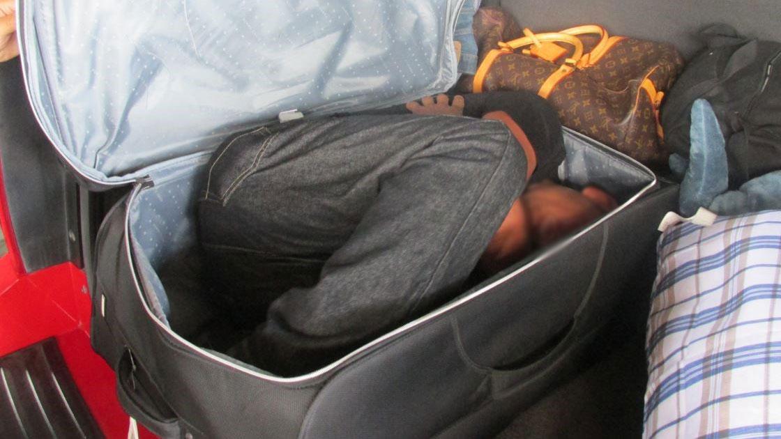 Hallan a migrante escondido en maleta - CQz3TUJXAAAssc1