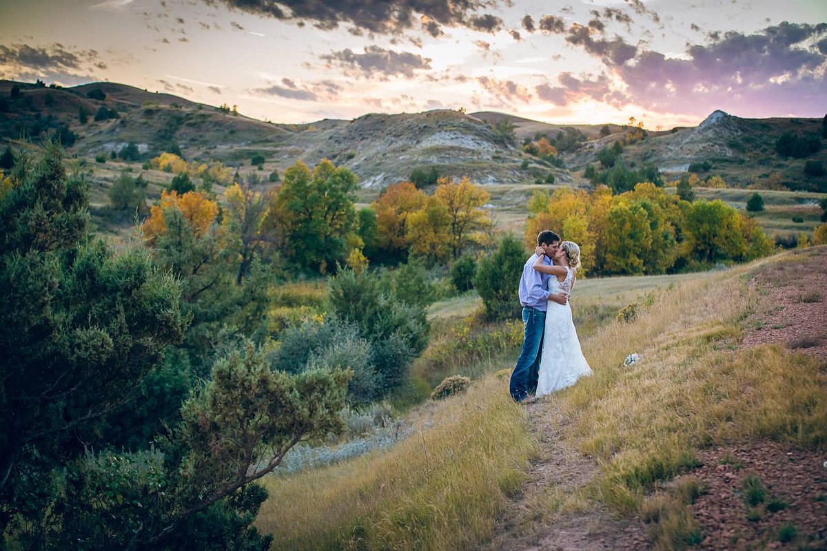 Stephanie_liner's tweet photo. @NorthDakota Medora is so beautiful! Picture taken by Kat Weinert of Little Life Photography #wearitagain http://t.co/TDBQDrK4H0